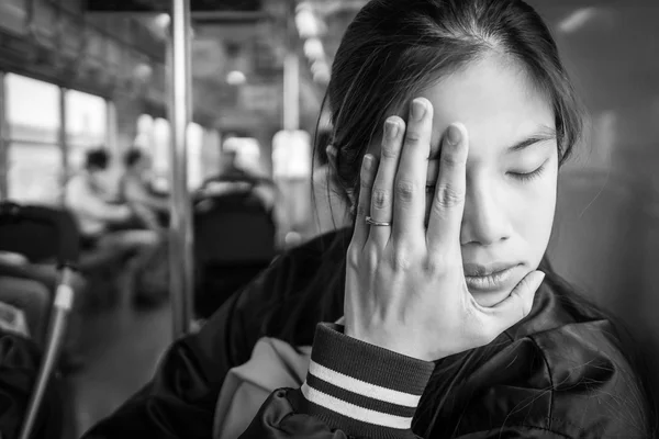 Asiática chica teniendo viaje mareo en el autobús — Foto de Stock