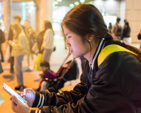 Japán lány nyilvános telefon használata — Stock Fotó