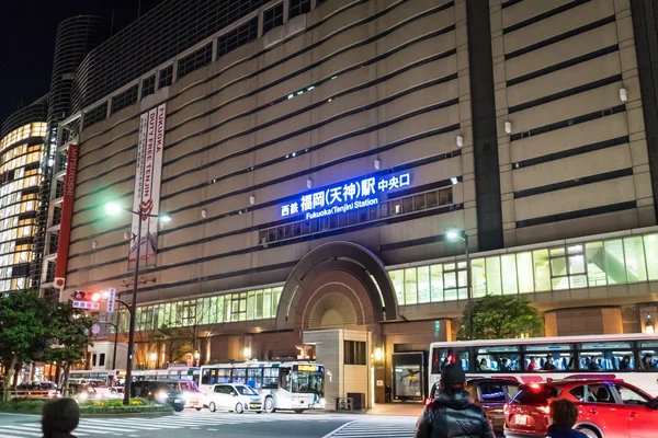 Les navetteurs voyagent vers Fukuoka Tenjin Station . — Photo