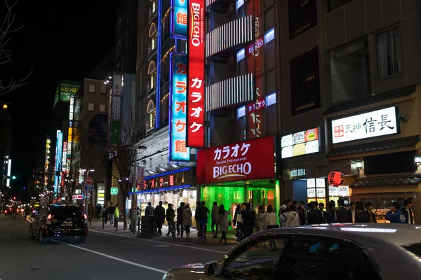 La gente sta percorrendo la strada di Tenjin per la vita notturna . — Foto Stock