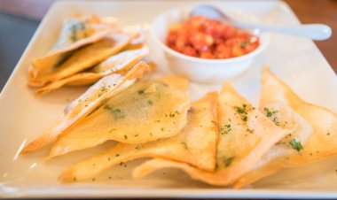 Taylandlı çıtır mantı Salsa sos ile