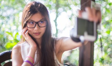 Selfie fotoğraf makinesi ile alarak komik Asya gözlük kız