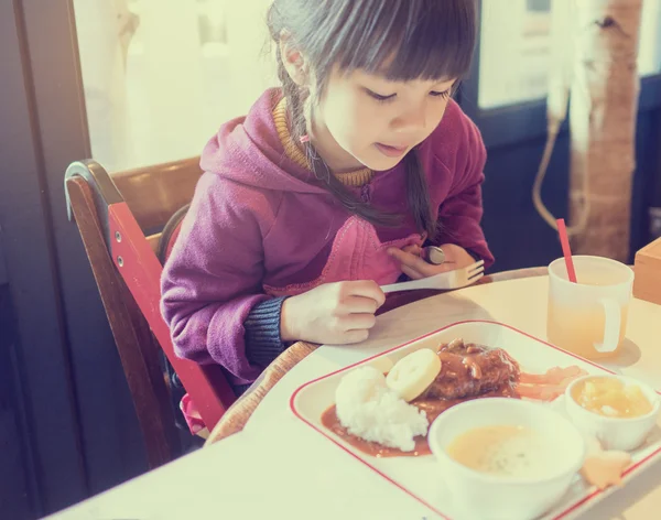 Asiático chica teniendo desayuno conjunto —  Fotos de Stock