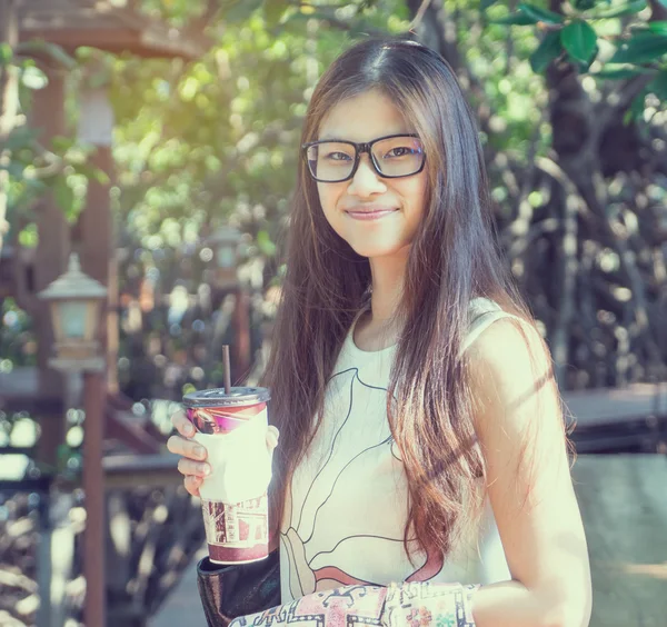 Menina asiática ter tirar café vintage tom — Fotografia de Stock