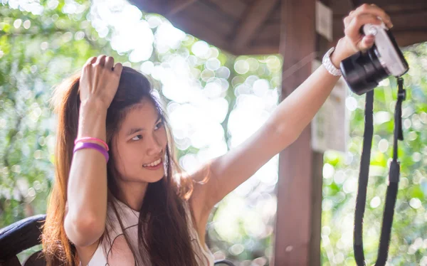 Asiática chica con gafas tomando un selfie con cámara —  Fotos de Stock