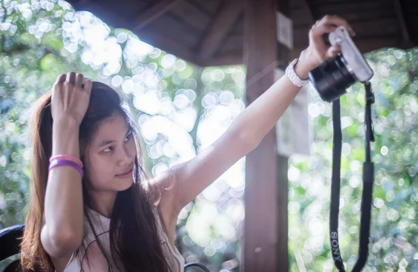 Asiática chica con gafas tomando un selfie con cámara —  Fotos de Stock