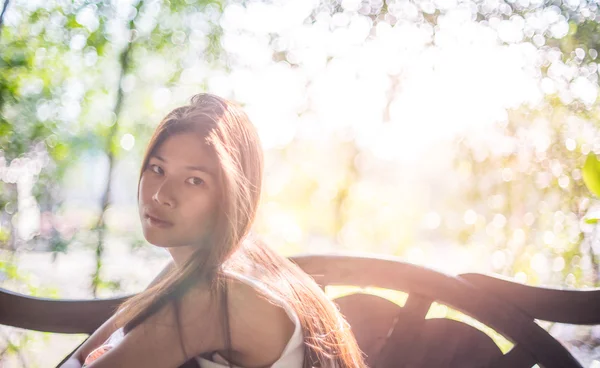 Silueta asiático chica sentado en el parque —  Fotos de Stock