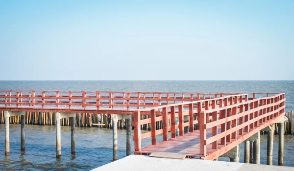 Wooden Red Passage lead the ocean — Stock Photo, Image