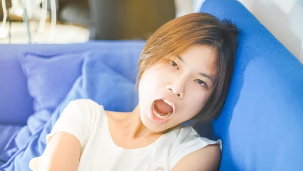 Krátké vlasy japonský Teenager spaní na pohovce. S prostorem kopie. Vintage sépie barevný tón. — Stock fotografie