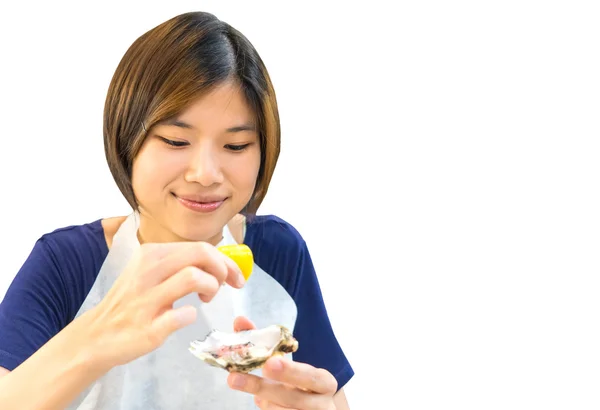 Asiatische Dame mit Meeresfrüchten Essen isoliert auf weiß — Stockfoto