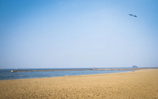 Toeristen genieten aan zee Momochi strand. — Stockfoto