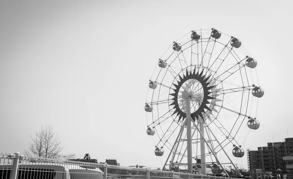 Giant Ferris Wheel Sky em preto e branco — Fotografia de Stock