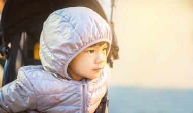 Asyalı kız kopya alanı ile bir kış giysileri giyiyor