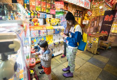 Shinseikai sokak Osaka favori gece hayatı sahne oluyor. Tsutenkaku Kulesi yer alır.