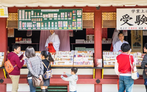 Hundreds of Chinese tourists are enter the Dazaifu shrine. — Stock Photo, Image