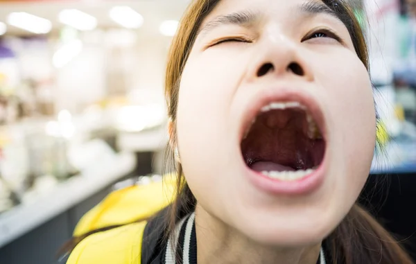 Ásia menina abertura boca largo — Fotografia de Stock