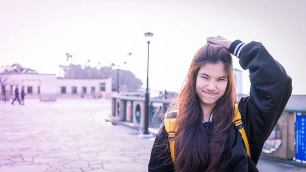 Menina asiática bonito com cabelo bagunçado — Fotografia de Stock