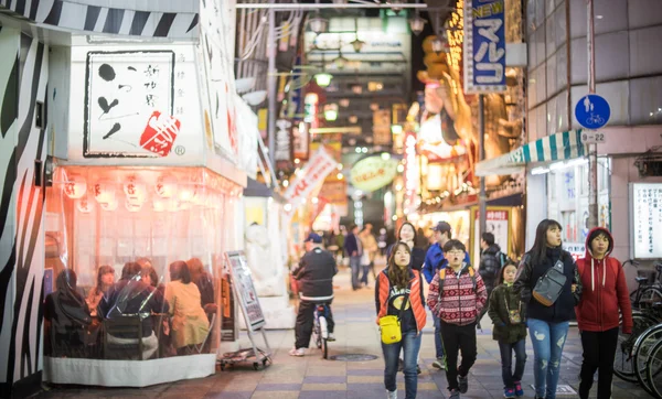 La rue Shinseikai est la scène de vie nocturne préférée d'Osaka. Il est situé près de la tour Tsutenkaku . — Photo