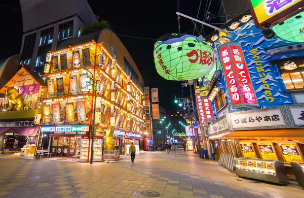 La rue Shinseikai est la scène de vie nocturne préférée d'Osaka. Il est situé près de la tour Tsutenkaku . — Photo