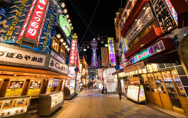 La rue Shinseikai est la scène de vie nocturne préférée d'Osaka. Il est situé près de la tour Tsutenkaku . — Photo