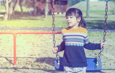 Japon kız kopya alanı ile bir salıncak üzerinde eğleniyor