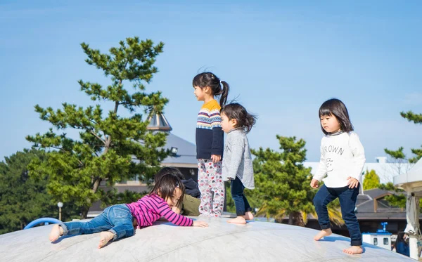 Les enfants japonais en s'amusant dans l'aire de jeux publique . — Photo
