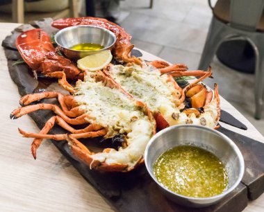 Haşlanmış ıstakoz havyar ile siyah tepsi üzerinde hizmet veren