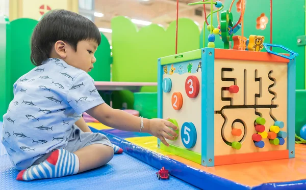 Asya bebek eğitim oyuncakla oynamak