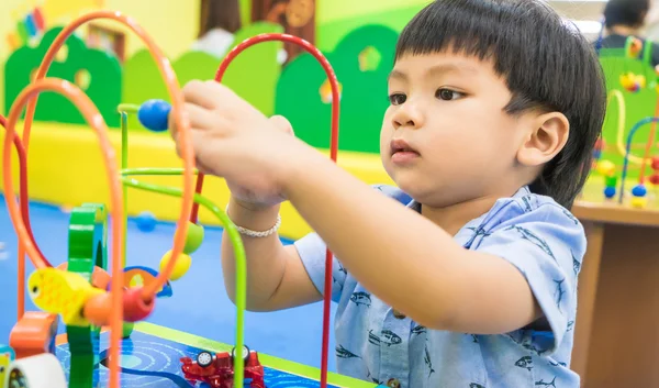 Asya bebek eğitim oyuncakla oynamak