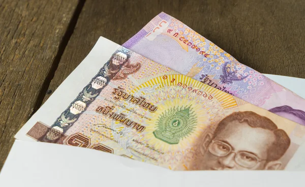 Thai Money note in an envelope. Money for Payroll. — Stock Photo, Image