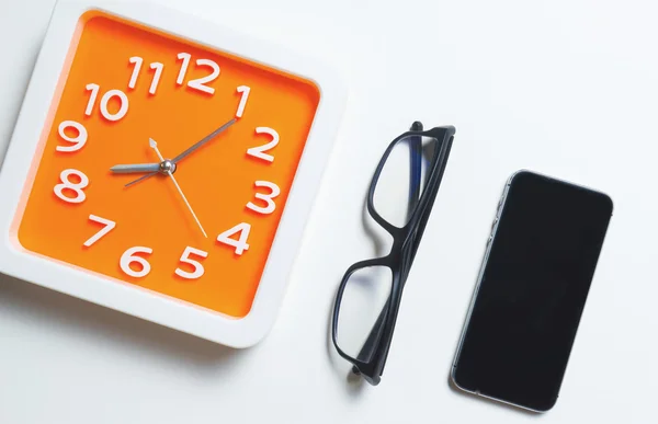 Moderne orangefarbene Uhrenbrille und Smart Phonr — Stockfoto