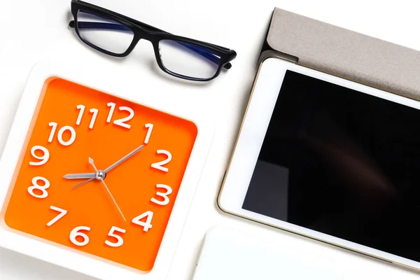 Reloj naranja cristal y tableta — Foto de Stock