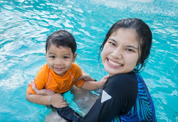 Asian Trainer teaching Baby in a pool — Stock Photo, Image