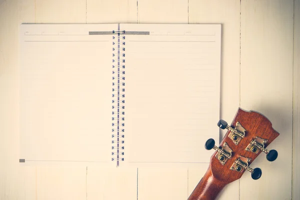 Guitarra en un libro en blanco Songwriting Vintage tone — Foto de Stock