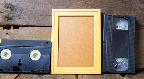 Βιντεοταινίες και πρότυπο κενή ξύλινη κορνίζα αντίγραφο χώρου — Φωτογραφία Αρχείου