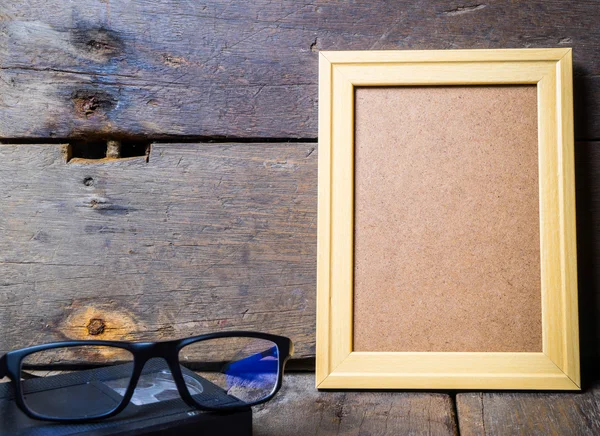 Marco de imagen de madera y gafas — Foto de Stock