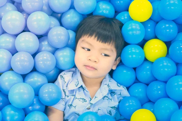 Ασίας αγόρι σε μια πισίνα μπάλα — Φωτογραφία Αρχείου