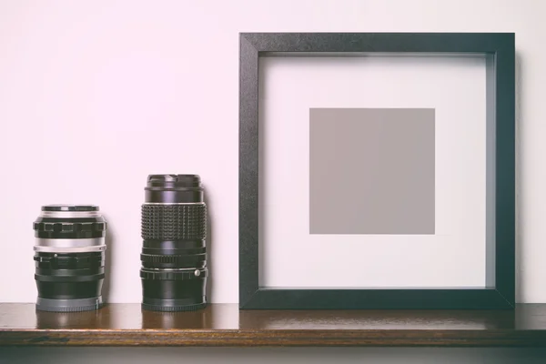 Lente de cámara vintage sobre fondo blanco con marco de foto — Foto de Stock