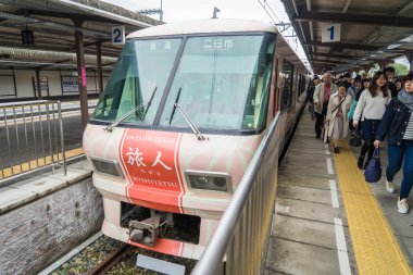  Turistler Dazaifu'nın ünlü pembe trenden alıyorsanız.