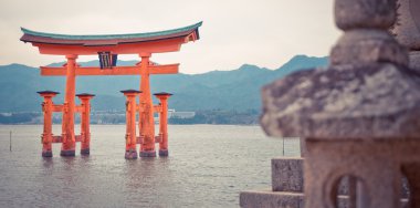Miyajima yakın yüzen taş Dekorasyon üzerinde duruldu