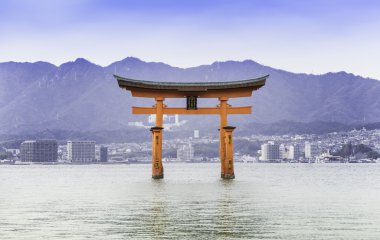 Hiroşima, Japonya - 16 Mart 2016: Miyajima üzerinde 16 Mart 2016. Miyajima yakın su üzerinde yüzen.
