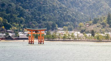 Miyajima yakın dağ arka plan ile