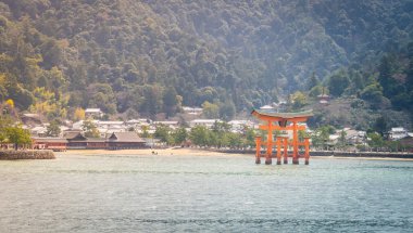 Miyajima yakın dağ arka plan ile