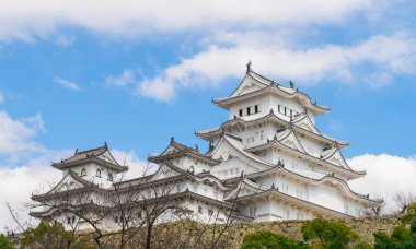 Duvarın arkasında Himeji kale Manzaralı