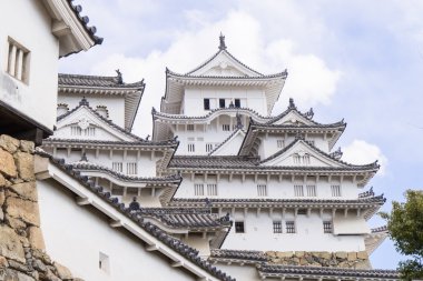 Duvarın arkasında Himeji kale Manzaralı