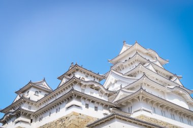 Kış mavi gökyüzünde Himeji Kalesi