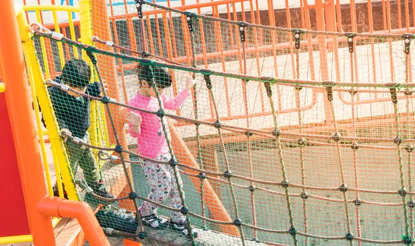 Japanska barn gå över hinder Bridge — Stockfoto