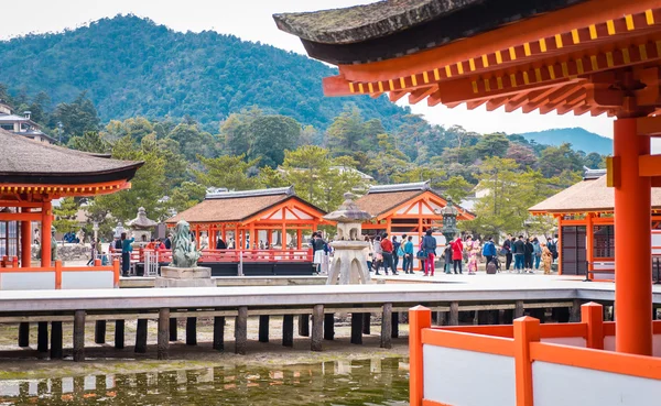 I turisti sono in fila per fotografare Miyajima Torii . — Foto Stock