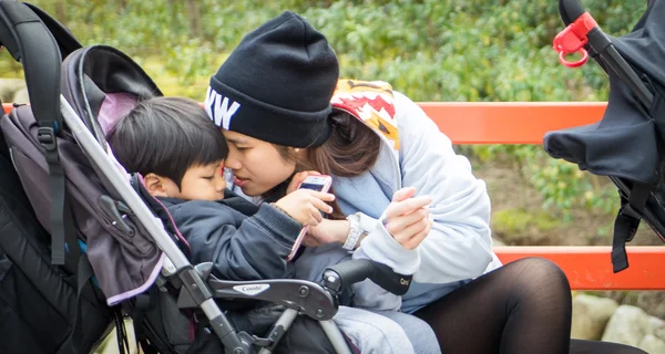 Una madre le muestra a su hijo el mapa mientras viaja por la isla de Miyajima . — Foto de Stock