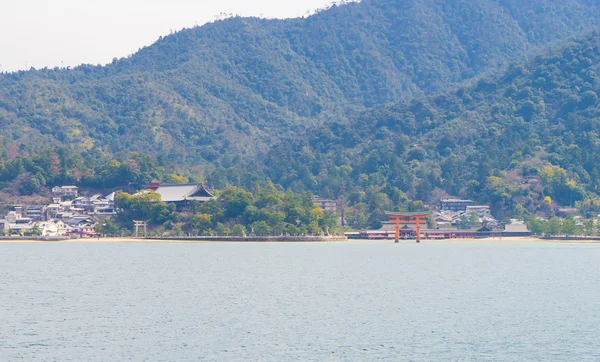 Widok krajobrazu wyspy Miyajima z promu — Zdjęcie stockowe